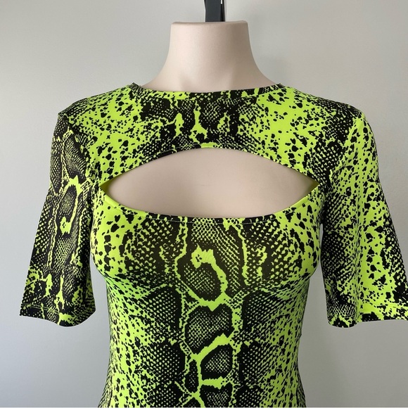 Guess Neon Lime Green Snake Animal Print Cut Out Bodysuit Short Sleeve Size XS - Picture 3 of 8